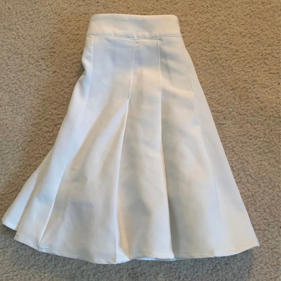White pleated skirt - Picture 2 of 4